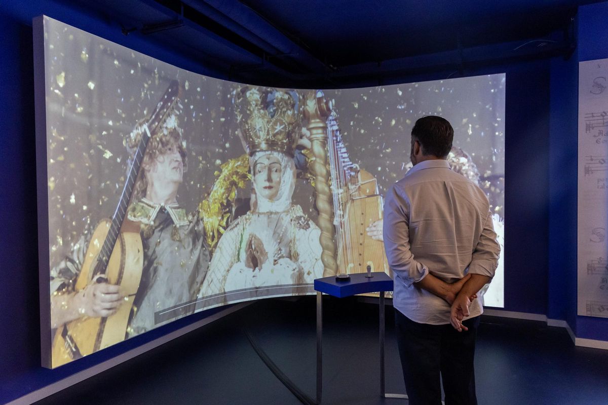 El alcalde de Elche observa una de las novedosas pantallas, la semicircular, del Museo del Misteri