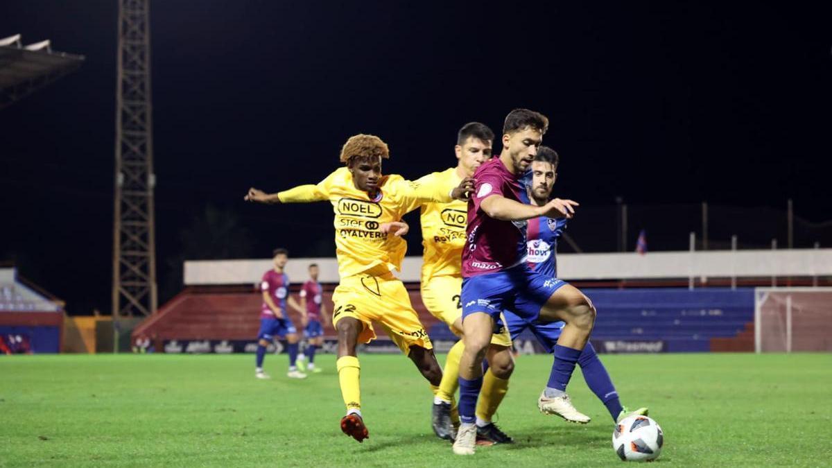 Álvaro Gómez en el partido disputado por la UD Alzira y el Olot hace dos años.