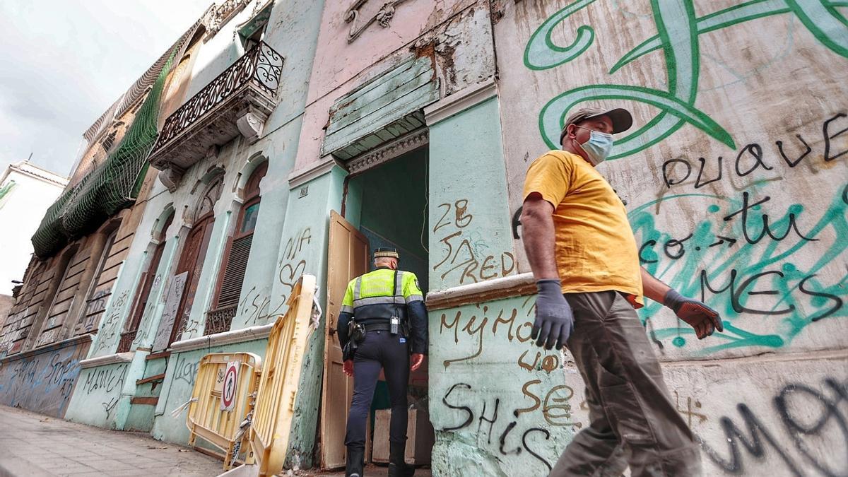 Momento en el que la Policía local procede al desalojo de la Casa Pisaca, en Miraflores.