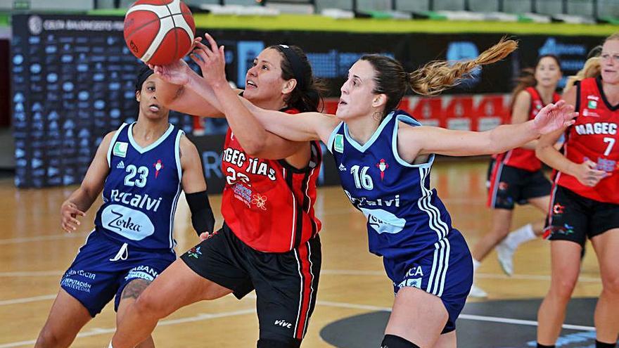 Mariona Martín, del Celta, durante un partido en Navia. // MARTA G. BREA