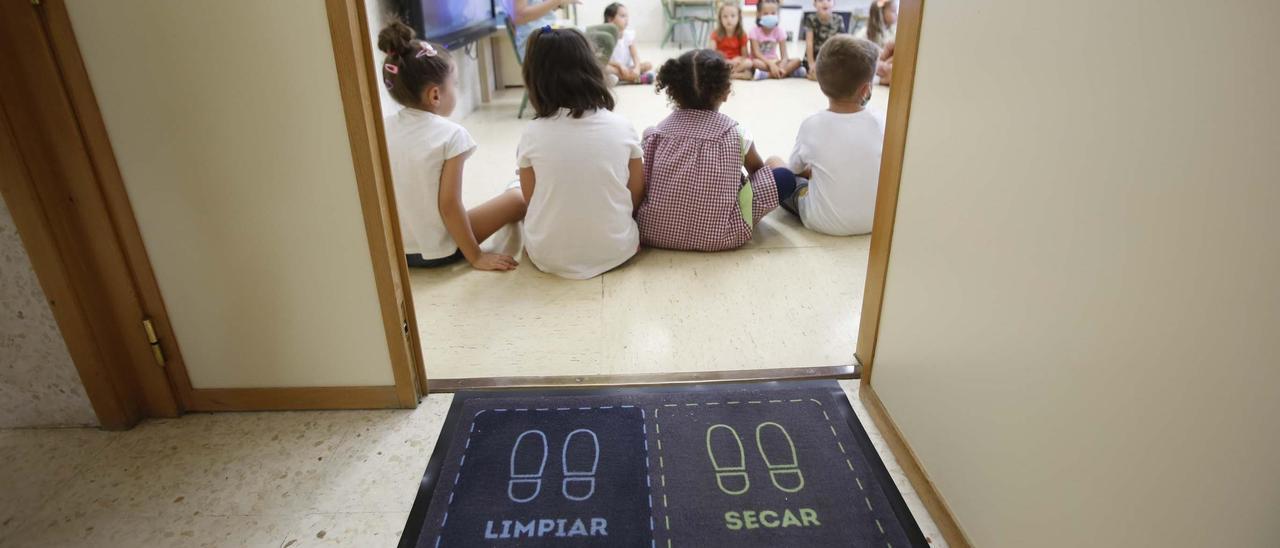 Medidas de higiene a la entrada de un aula en el Enric Valor.