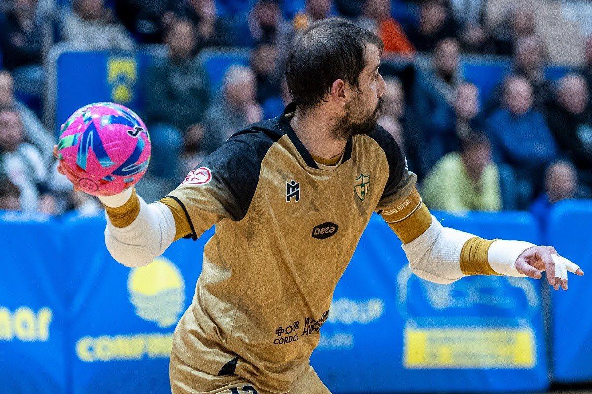 Fabio busca un pase.