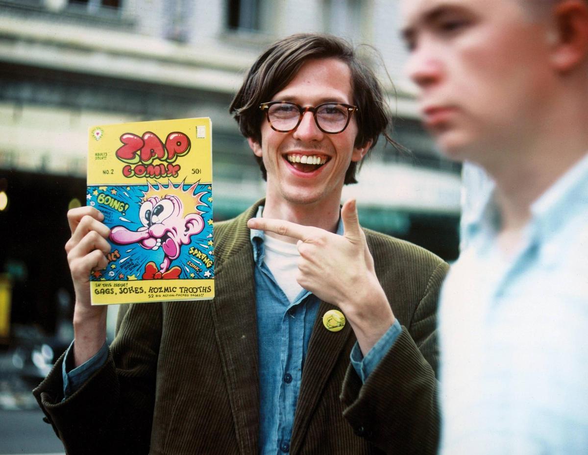 Robert Crumb muestra el número 2 de Zap Comix, en 1968