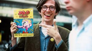 Robert Crumb muestra el número 2 de Zap Comix, en 1968