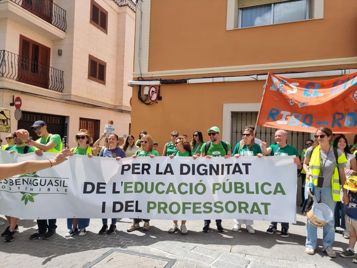 Profesorado manifestándose en la plaza del Ayuntamiento de Riba-roja de Túria.