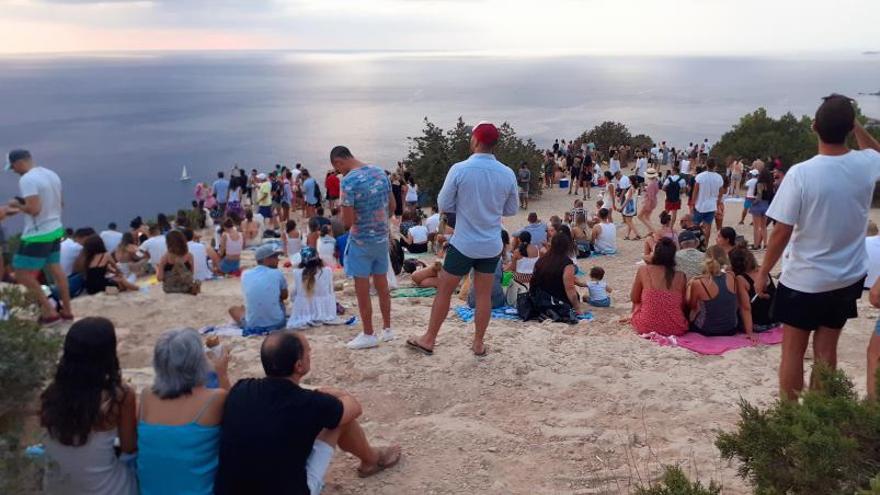 En su búsqueda de la mejor vista, los turistas van más allá de la explanada y alcanzan zonas más elevadas a lo largo de toda la línea de la costa.  