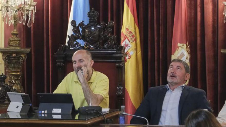 Alcalde y teniente alcalde, en el pleno. | Roi Cruz