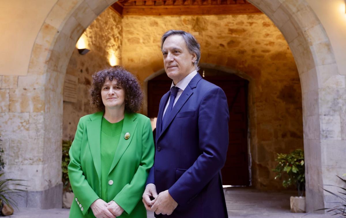 A alcaldesa de Santiago, Goretti Sanmartín, e o alcalde de Salamanca, Carlos G. Carbayo.