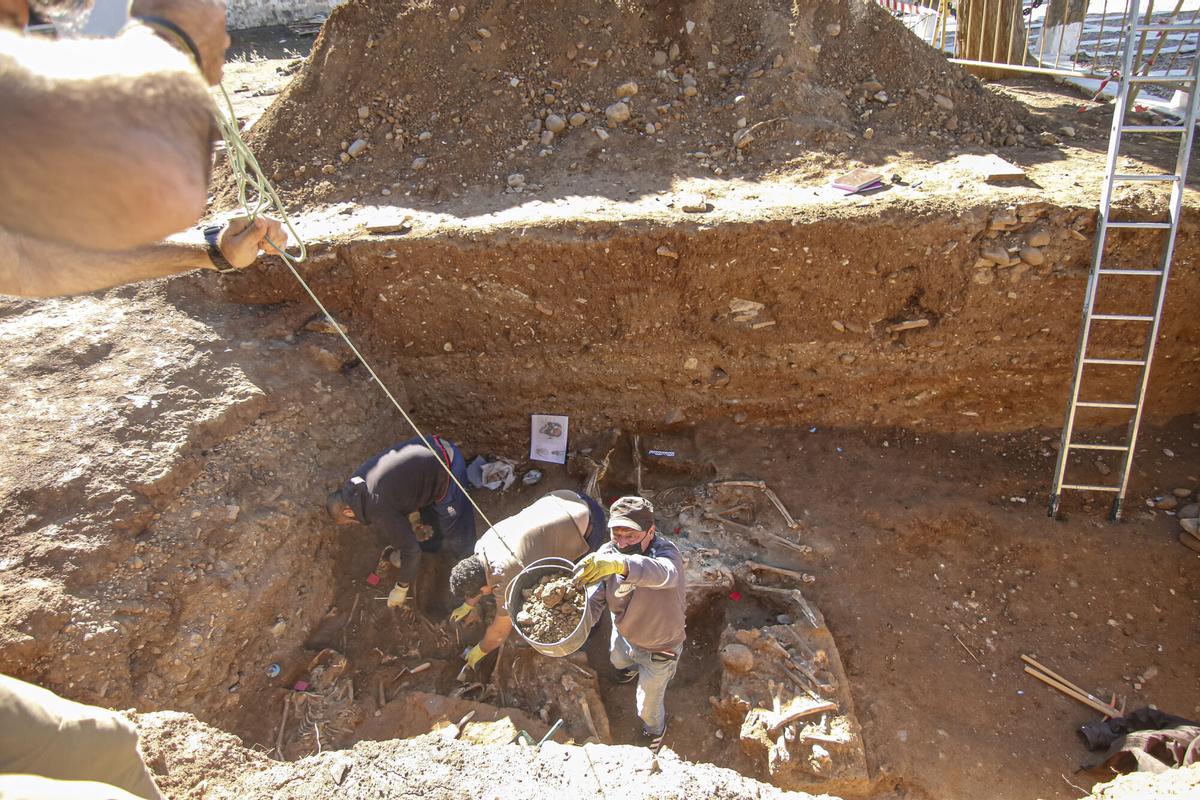 AJGonzalez Cordoba Universitarios visitan las excavaciones de fosas de represaliados victimas de la guerra civil en el cementerio de la salud