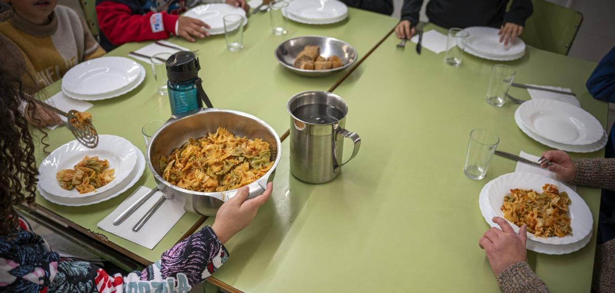 El Govern i els Comuns pacten 100.000 noves beques menjador