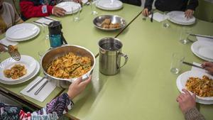 El Govern i els Comuns pacten 100.000 noves beques menjador