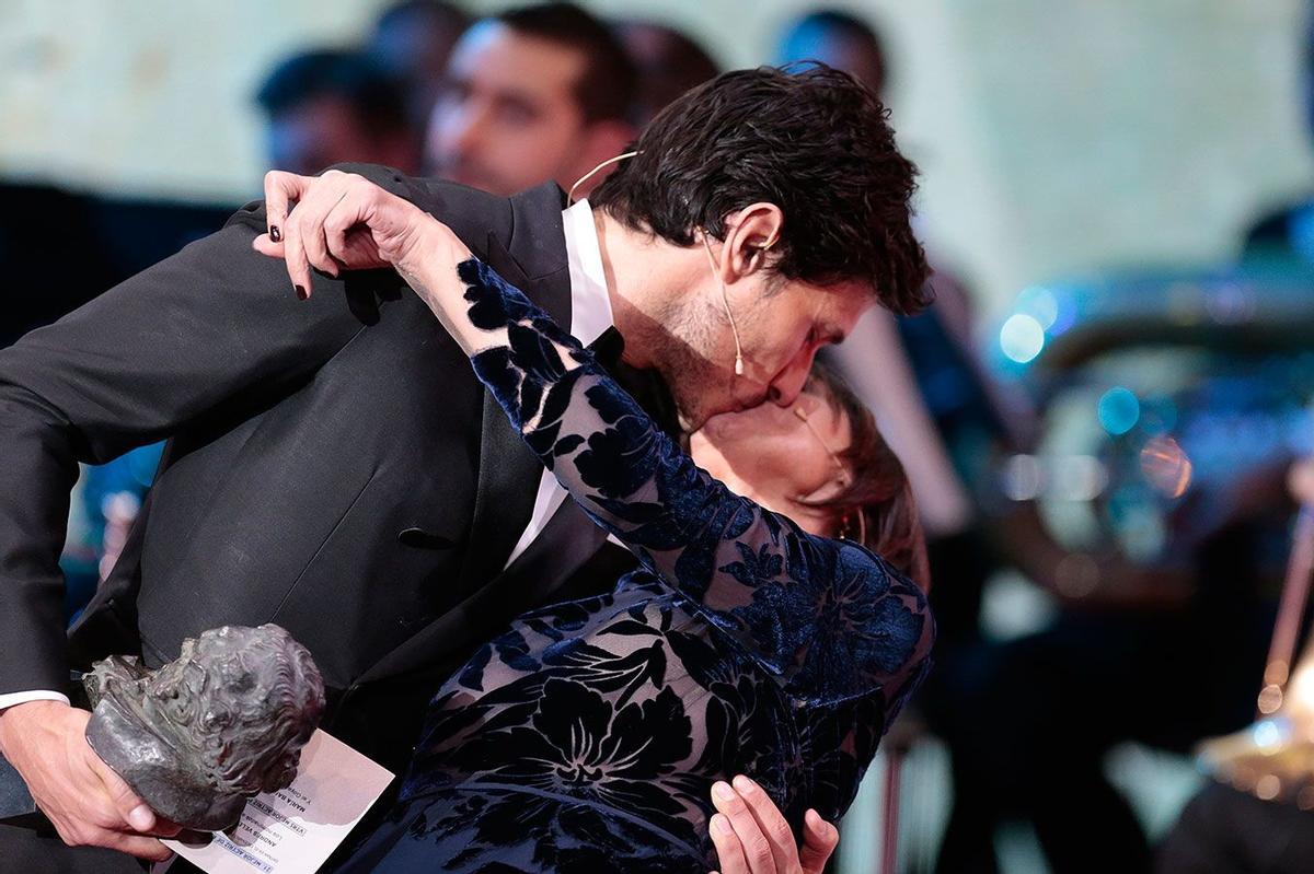 El beso entre Andrés Velencoso y María Barranco