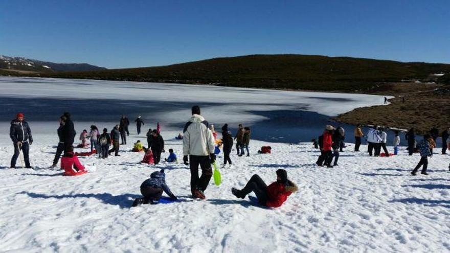 Gente disfruta de la nieve en la Laguna de Peces.