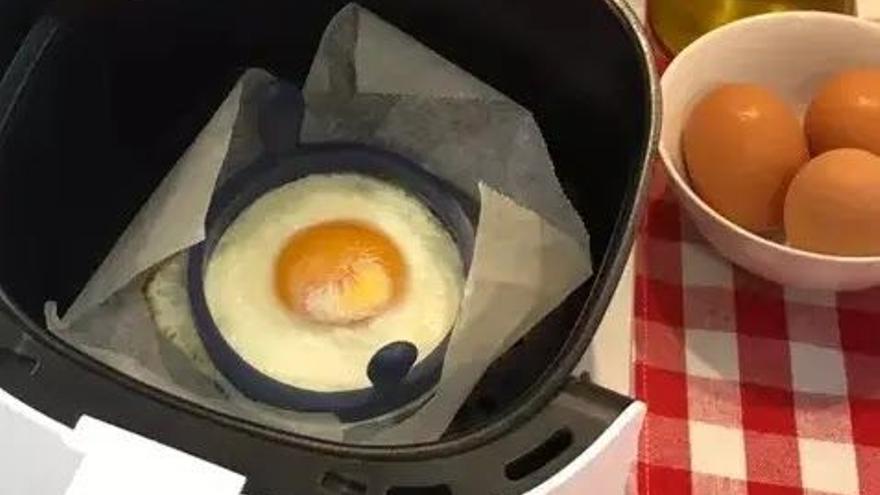 Huevos fritos en freidora de aire