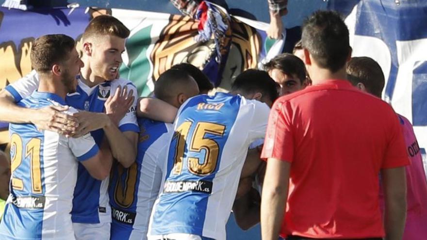 Los jugadores del Leganés celebran el gol de Guerrero.