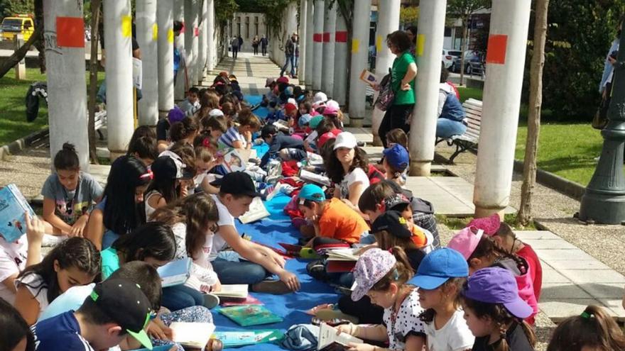 Escolares redondelanos durante la primera edición de “Lectura na rúa”, en 2017.   | // FDV