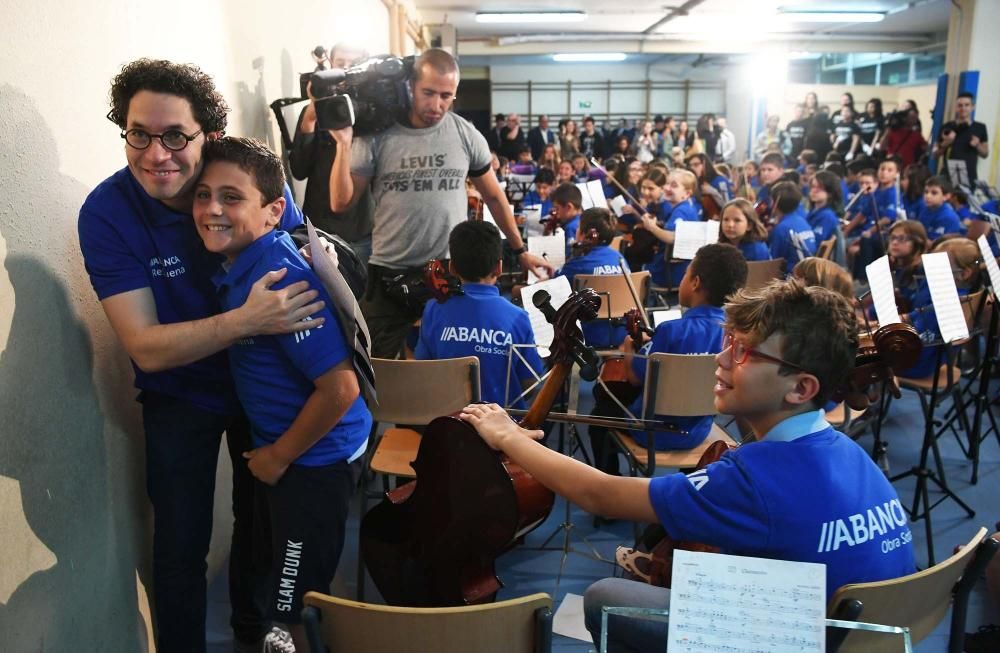 Gustavo Dudamel, con 200 niños músicos de A Coruña