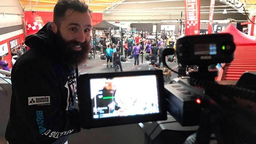 Damián Benigno, durante la grabación de su programa sobre la práctica del crossfit.