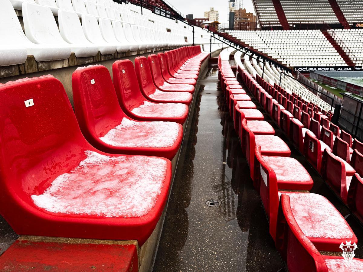 Foto del graderío del Belmonte, con la gradas con nieve y escarcha.