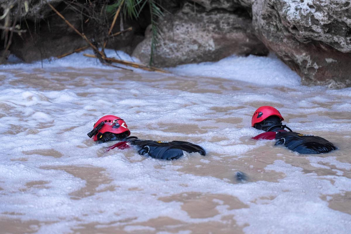 Los bomberos intensifican en Mediona la búsqueda del padre del menor hallado muerto