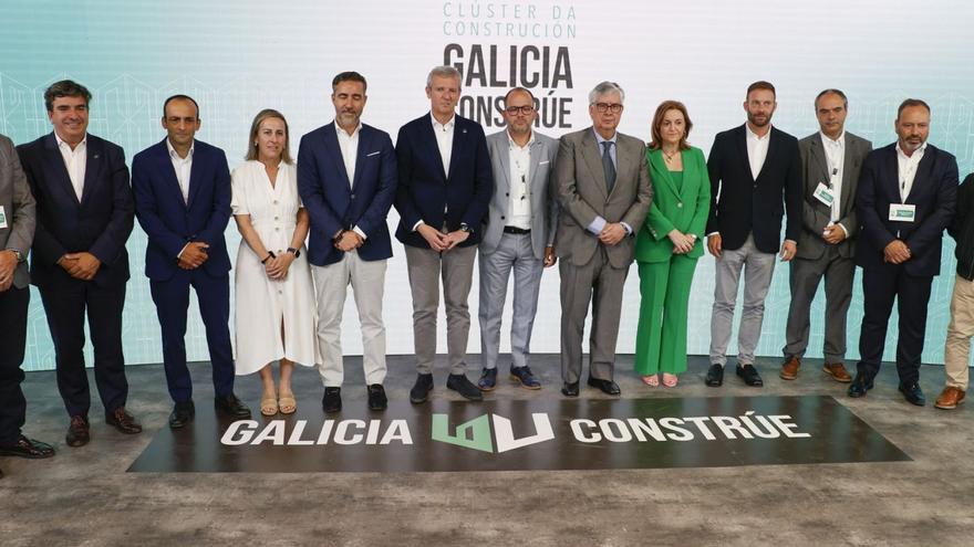 El presidente Alfonso Rueda, en el centro, rodeado por miembros del Clúster, el titular de la CEG y las conselleiras Ethel Vázquez y Elena Rivo