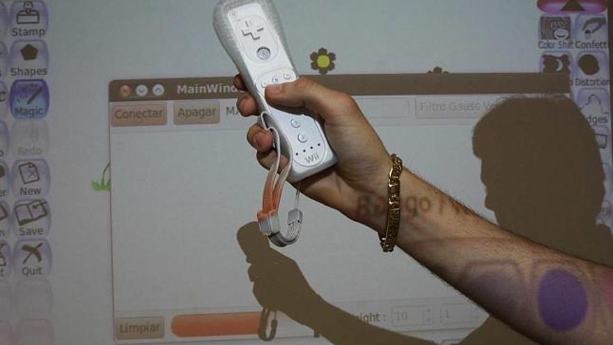 Investigadores de la UA han diseñado un software que permite que personas con movilidad reducida puedan utilizar el mando de la Wii como ratón del ordenador.