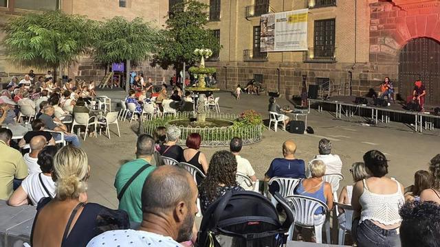 Saúl interpretó canciones de conocidos artistas y grupos como El Arrebato, Estopa o Melendi, entre otros.