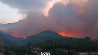 Casi medio millar de efectivos trabajarán de noche en la extinción del incendio de Tarragona, que sigue activo