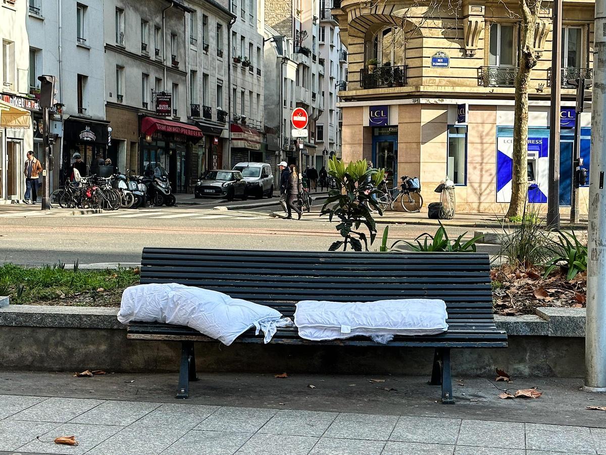 Cama improvisada en la plaza Mireille Havet del distrito 11 de París