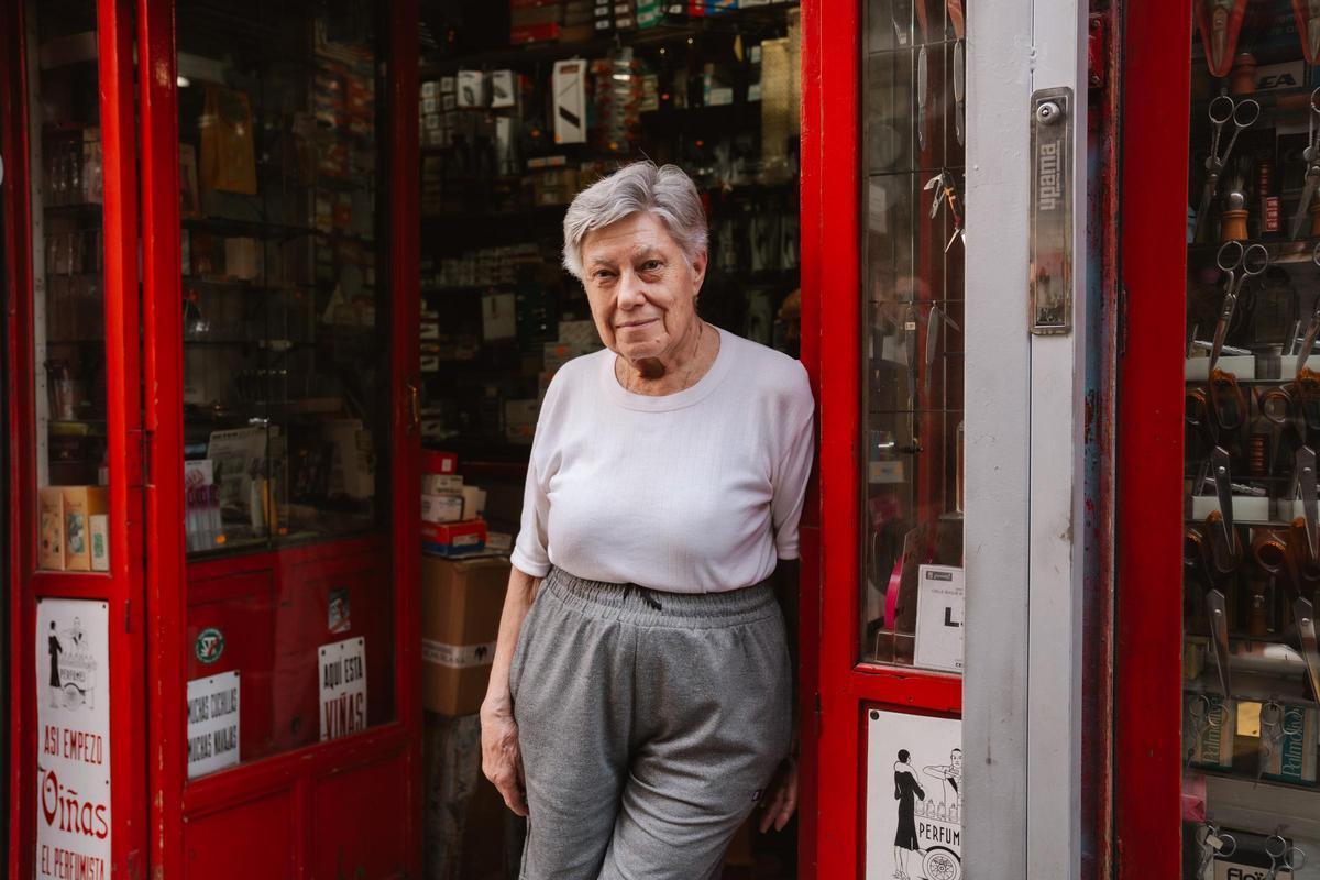 Por la puerta entra gente del barrio, turistas y algún que otro curioso, atraído por la estética del lugar.