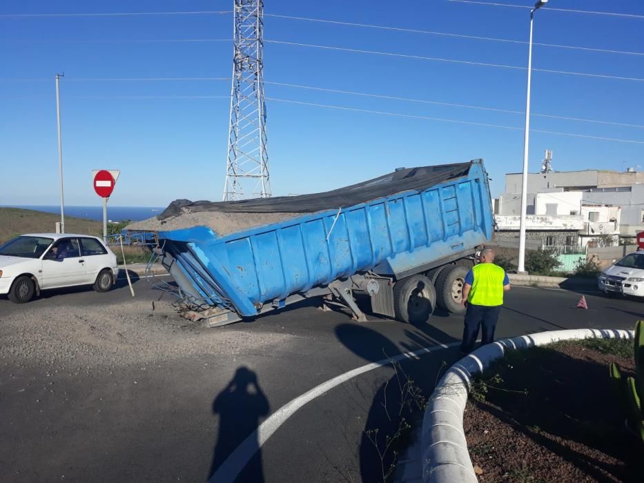 Un camión hace un trompo en Telde y pierde su bañera