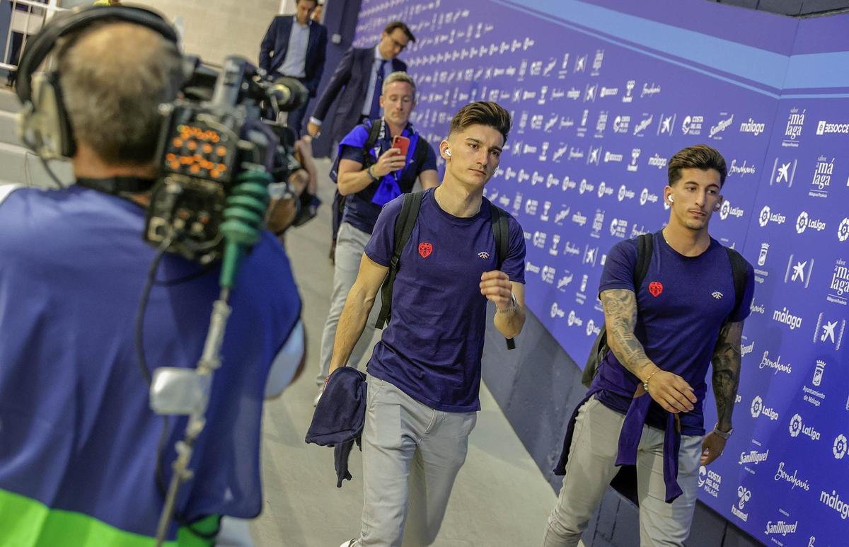 Pepelu y Cárdenas, dos de los titulares, en su llegada a La Rosaleda