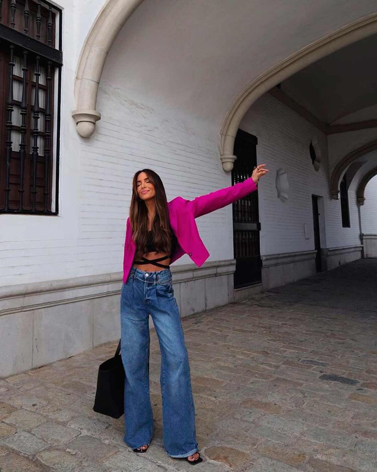 Rocío Osorno en su Instagram con una chaqueta rosa y top cruzado