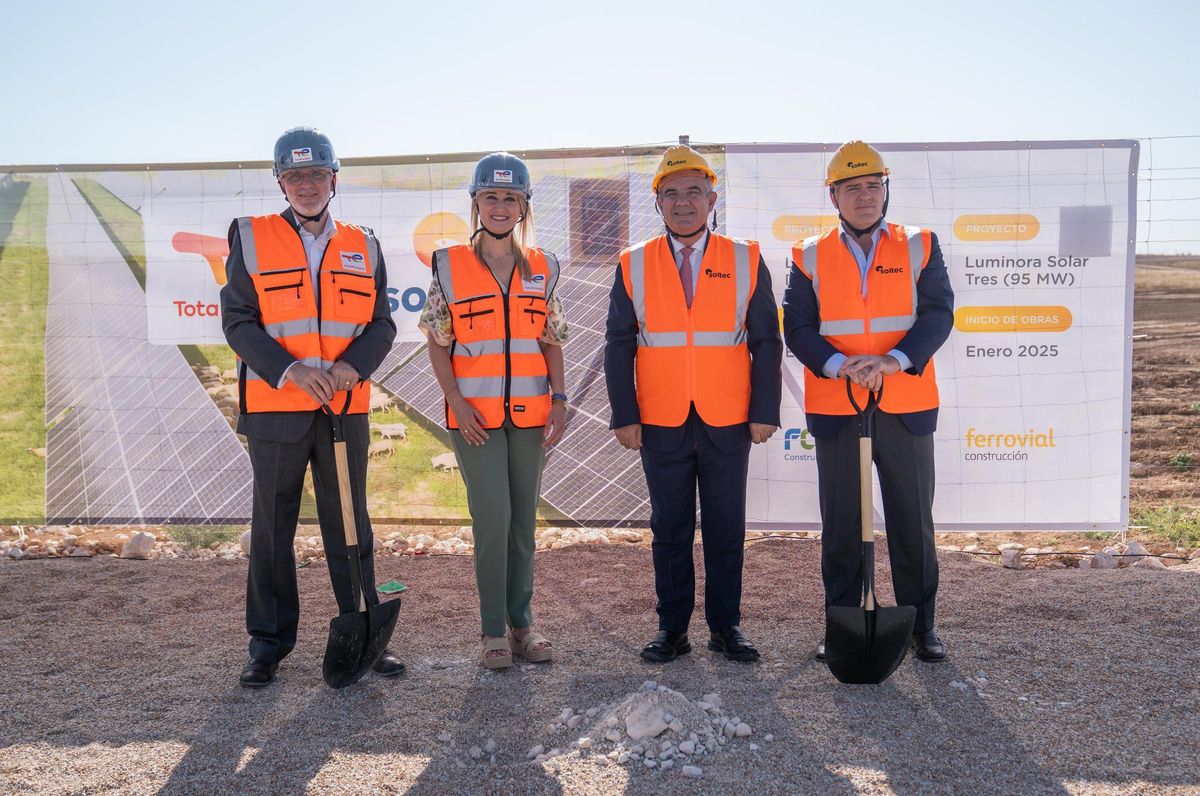 Jordi Torres, director general de TotalEnergies Renovables, Mariola Guevara, delegada del Gobierno en la Región, Juan María Vázquez, consejero de Medio Ambiente y Mariano Berges, consejero delegado de Soltec, de izq. a der.