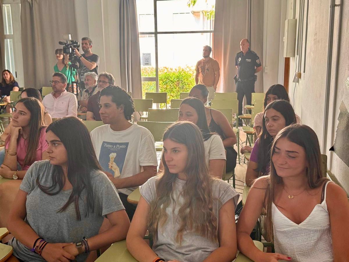 El Govern lleva a cabo talleres de formación en institutos para sensibilizar a los jóvenes sobre los riesgos asociados a las celebraciones multitudinarias y fomentar actitudes responsables