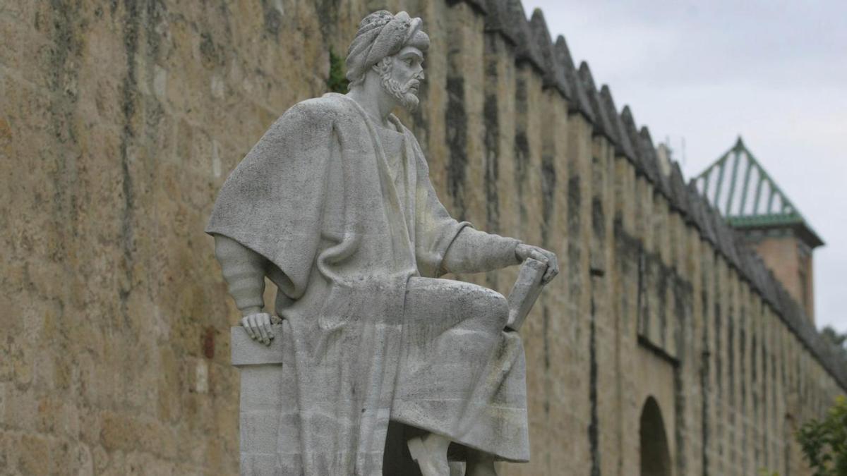 Estatua de Averroes junto a la Puerta de la Luna.