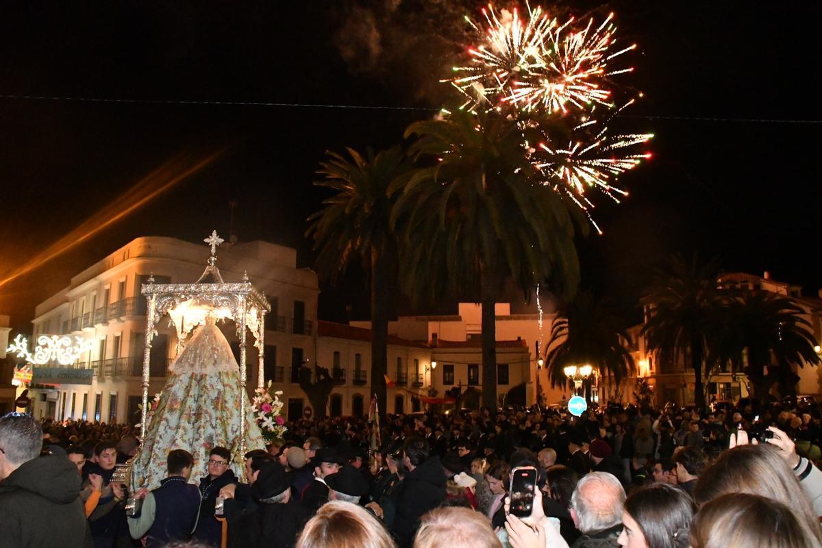 Fuegos artificiales para recibir a la Virgen en Pozoblanco.
