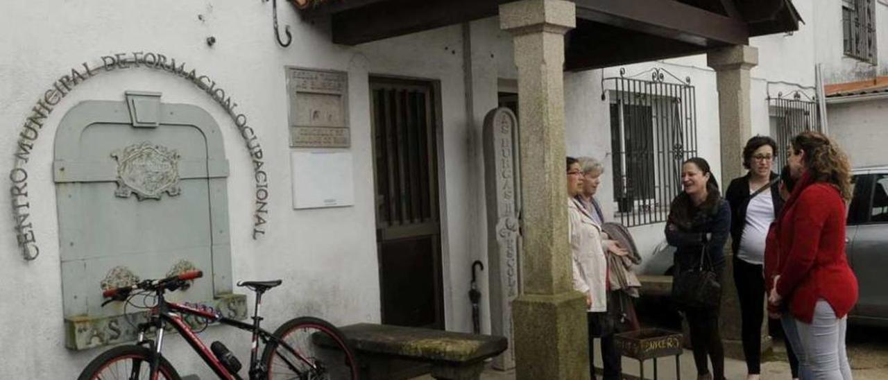 Un grupo de embarazadas a las puertas de la consulta de la matrona en la Escola Taller. // Noé Parga