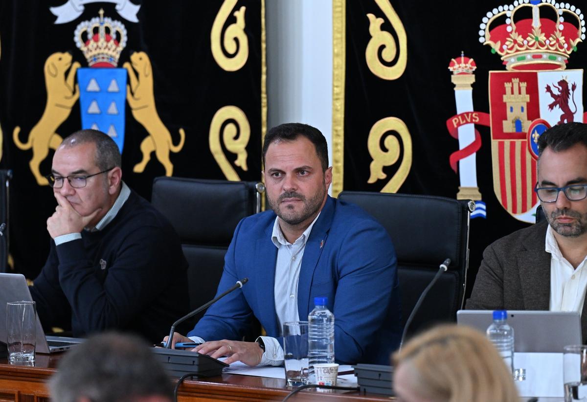 El alcalde de Arrecife Yonathan de León junto al teniente de alcalde Echedey Eugenio y el secretario accidental en sesión plenaria