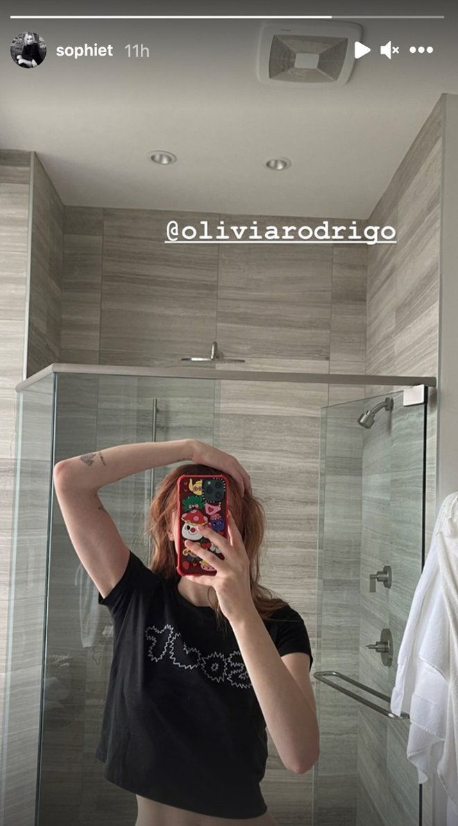Sophie Turner con el pelo rojo