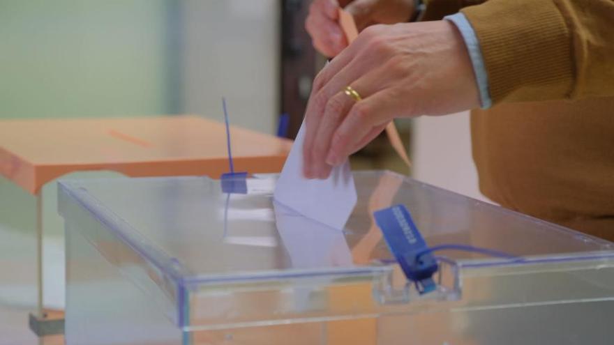 Un ciutadà exercint el seu vot aquest diumenge.