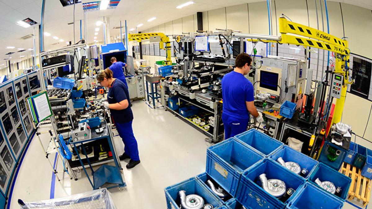 Trabajadores de Borgwarner en la planta de Zamáns