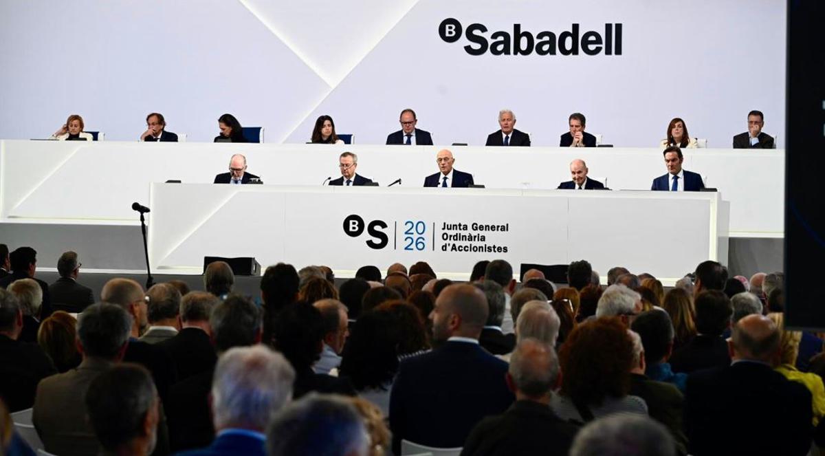 Josep Oliu, en el centro, durante la junta general de accionistas celebrada este miércoles en Sabadell