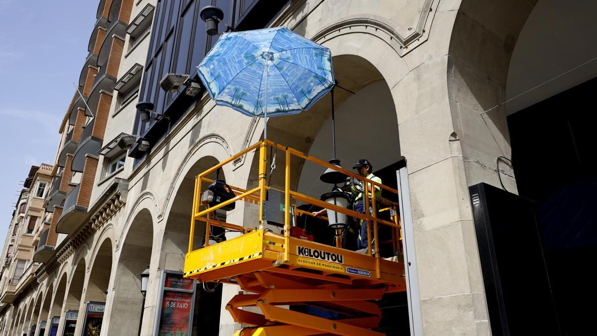 Trabajadores al sol en plena ola de calor, en Zaragoza.