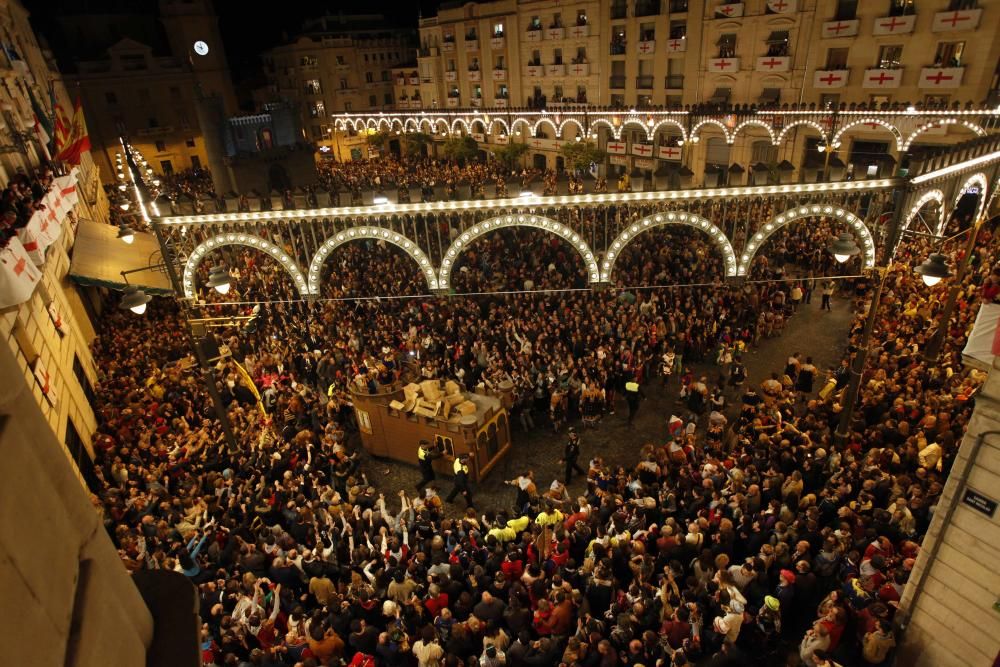 La Aparición de Sant Jordiet sobre el castillo y los fuegos artificiales cierran la Trilogía de las fiestas