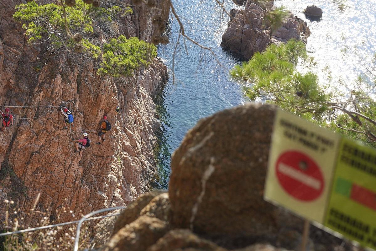 Les imatges de la via ferrada de la Cala del Molí que hauran de desmantellar Les imatges de la via ferrada de la Cala del Molí que hauran de desmantellar