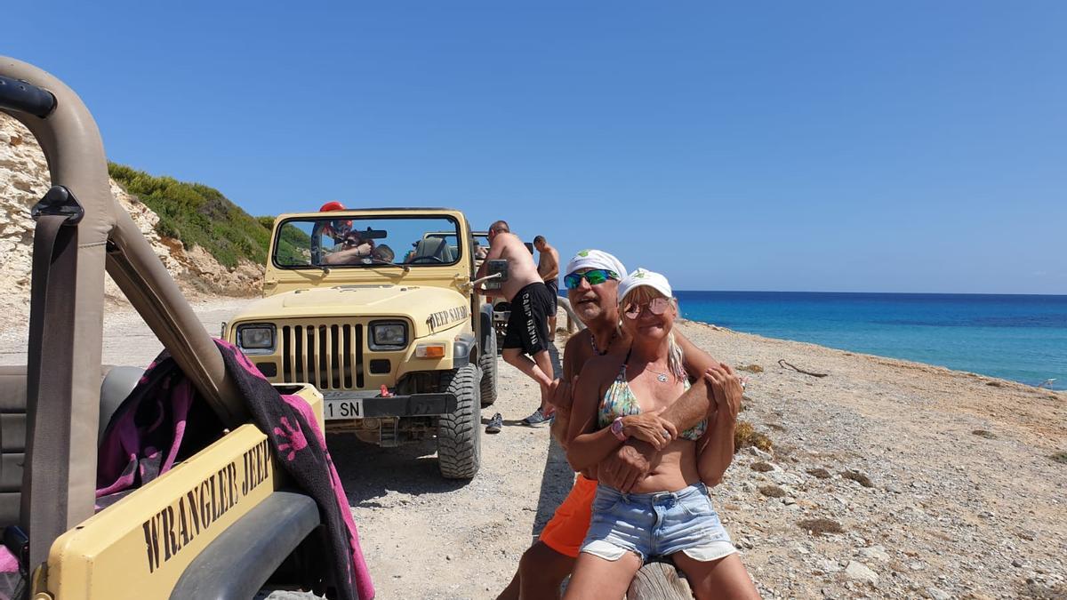 Kathrin Mermi-Schmelz und Thommy Schmelz bei einer ihrer Jeep-Touren auf Mallorca.