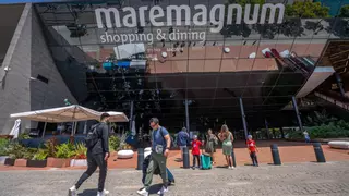 Muere un joven tras caer desde la segunda planta del centro comercial Maremagnum de Barcelona