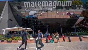 Mor un jove en caure des de la segona planta del centre comercial Maremagnum de Barcelona