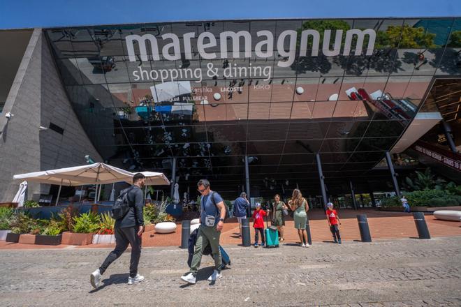 Mor un jove en caure des de la segona planta del centre comercial Maremagnum de Barcelona